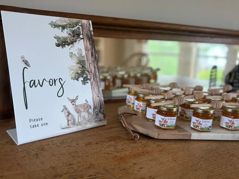 Jars of honey on a wooden surface with favor sign